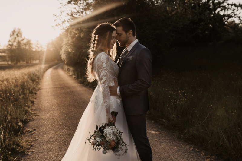 Eine elegante Waldhochzeit mit freier Trauung in wunderschönem Hellblau, Rosé und Creme