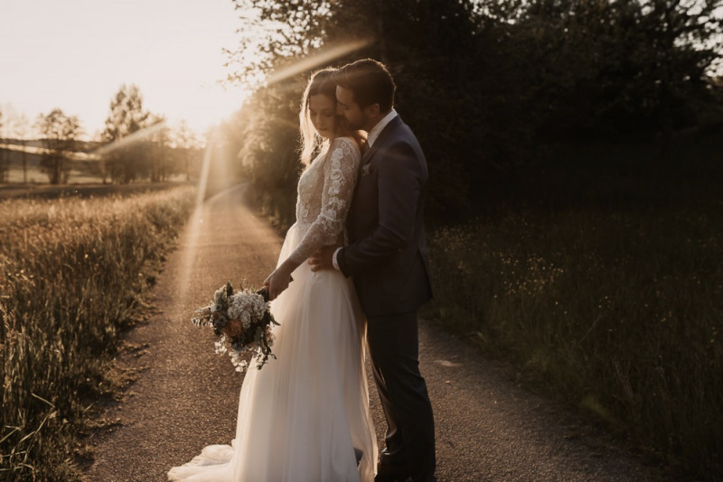 Eine elegante Waldhochzeit mit freier Trauung in wunderschönem Hellblau, Rosé und Creme