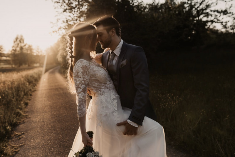 Eine elegante Waldhochzeit mit freier Trauung in wunderschönem Hellblau, Rosé und Creme