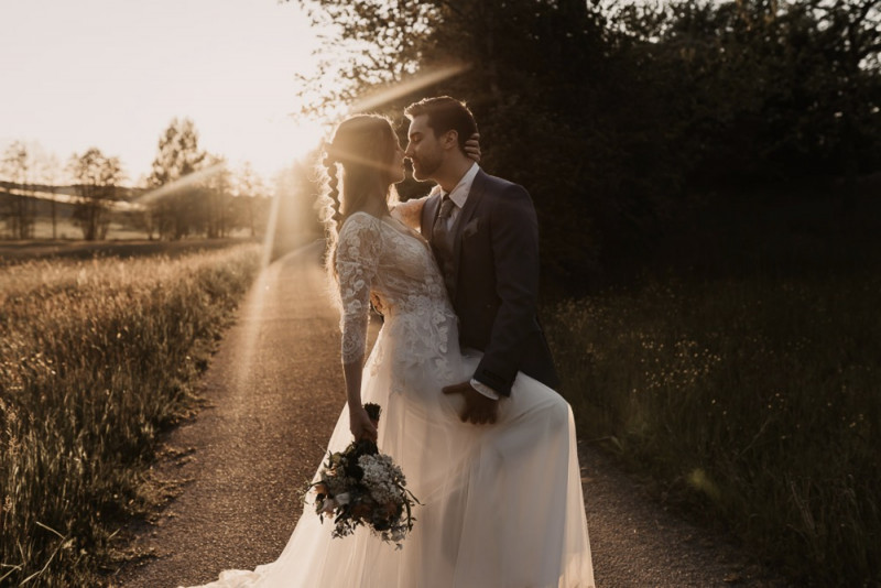 Eine elegante Waldhochzeit mit freier Trauung in wunderschönem Hellblau, Rosé und Creme