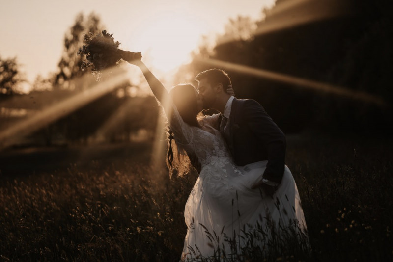 Eine elegante Waldhochzeit mit freier Trauung in wunderschönem Hellblau, Rosé und Creme