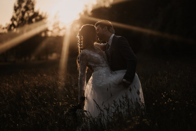 Eine elegante Waldhochzeit mit freier Trauung in wunderschönem Hellblau, Rosé und Creme