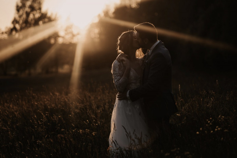 Eine elegante Waldhochzeit mit freier Trauung in wunderschönem Hellblau, Rosé und Creme