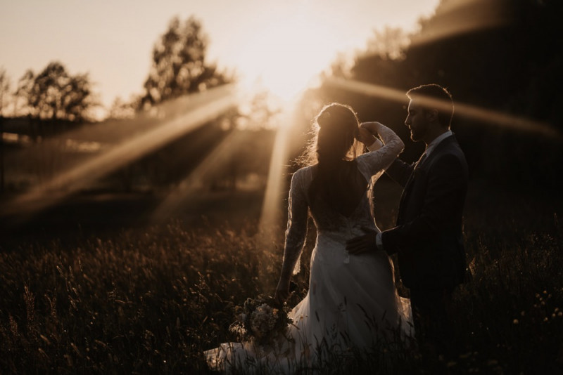 Eine elegante Waldhochzeit mit freier Trauung in wunderschönem Hellblau, Rosé und Creme