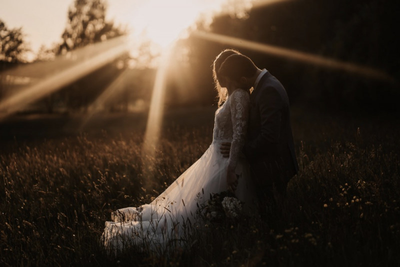 Eine elegante Waldhochzeit mit freier Trauung in wunderschönem Hellblau, Rosé und Creme