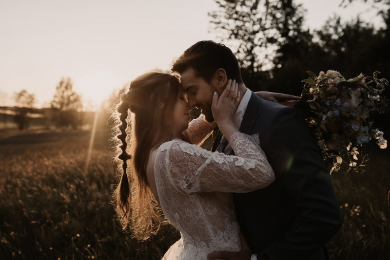 Eine elegante Waldhochzeit mit freier Trauung in wunderschönem Hellblau, Rosé und Creme