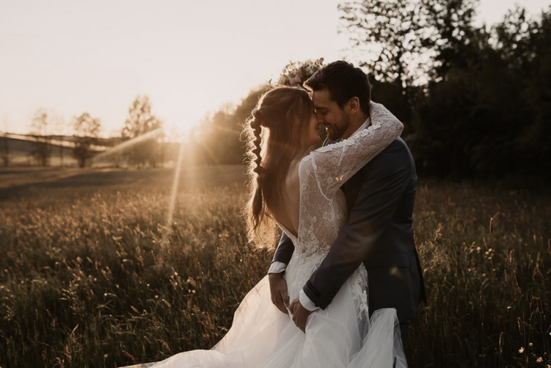 Eine elegante Waldhochzeit mit freier Trauung in wunderschönem Hellblau, Rosé und Creme