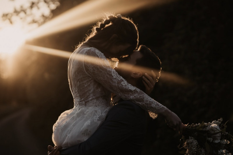 Eine elegante Waldhochzeit mit freier Trauung in wunderschönem Hellblau, Rosé und Creme