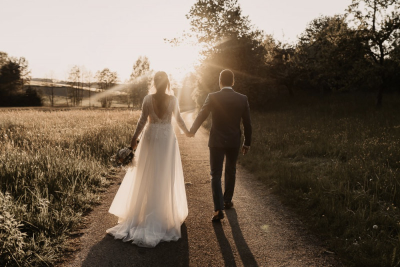 Eine elegante Waldhochzeit mit freier Trauung in wunderschönem Hellblau, Rosé und Creme
