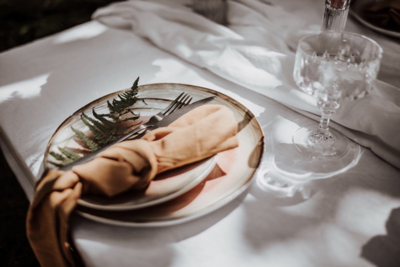 Eine sommerliche Vintage Bridal Party im Grünen mit dem Crémant Bouvet Ladubay Saphir Saumur Brut