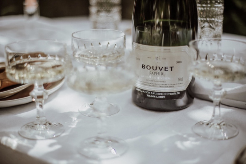 Eine sommerliche Vintage Bridal Party im Grünen mit dem Crémant Bouvet Ladubay Saphir Saumur Brut