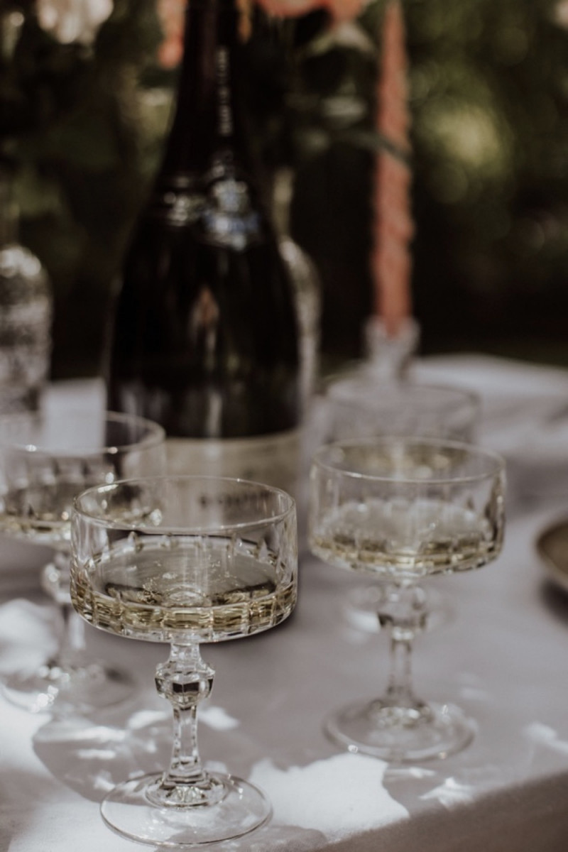 Eine sommerliche Vintage Bridal Party im Grünen mit dem Crémant Bouvet Ladubay Saphir Saumur Brut