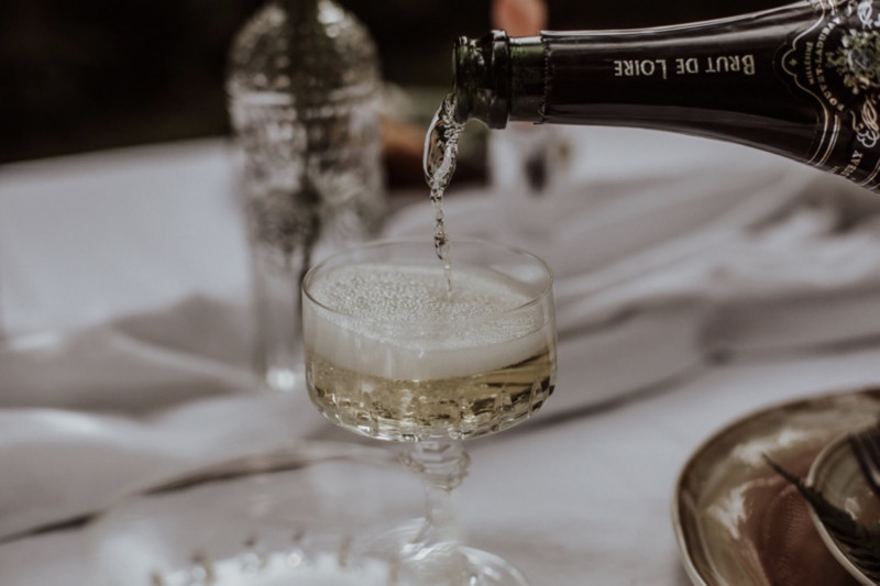Eine sommerliche Vintage Bridal Party im Grünen mit dem Crémant Bouvet Ladubay Saphir Saumur Brut