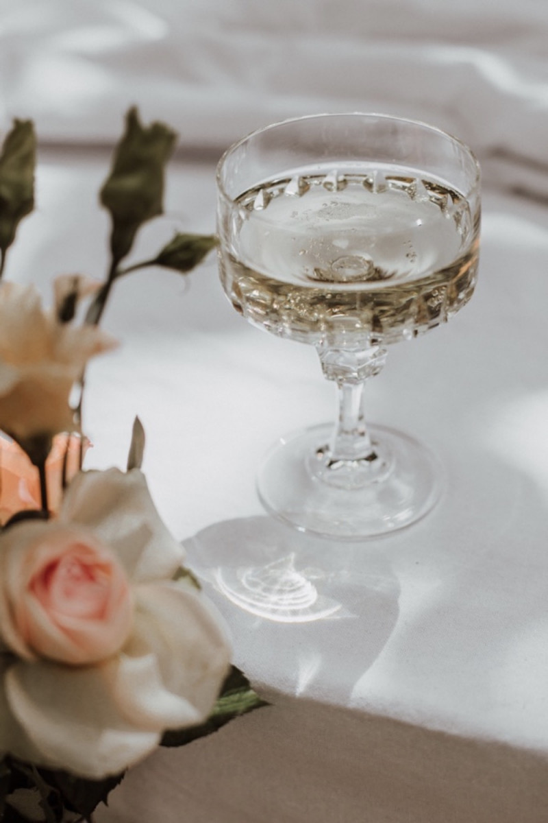 Eine sommerliche Vintage Bridal Party im Grünen mit dem Crémant Bouvet Ladubay Saphir Saumur Brut