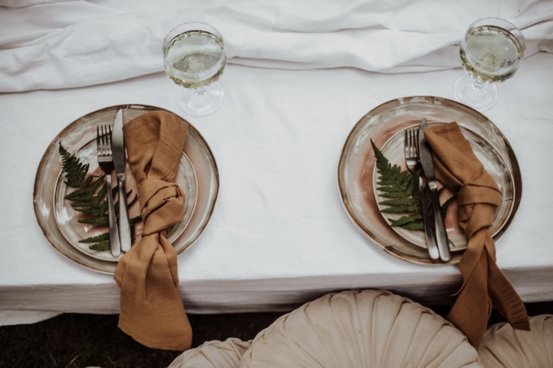 Eine sommerliche Vintage Bridal Party im Grünen mit dem Crémant Bouvet Ladubay Saphir Saumur Brut