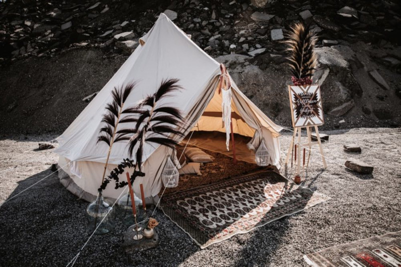 Eine malerische Bohohochzeit in Indian Summer Farben mit Hochzeitszelt und Hochzeits-Picknick in der Wüste