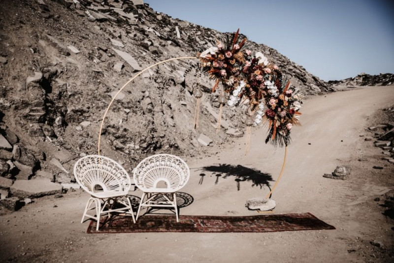 Eine malerische Bohohochzeit in Indian Summer Farben mit Hochzeitszelt und Hochzeits-Picknick in der Wüste Traubogen, Runder Traubogen, Hochzeitsdekoration, Freie Trauung