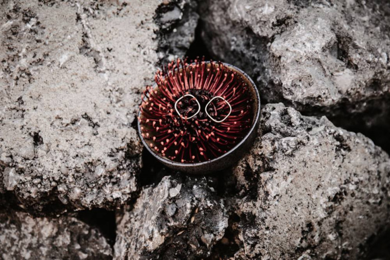 Eine malerische Bohohochzeit in Indian Summer Farben mit Hochzeitszelt und Hochzeits-Picknick in der Wüste Trauringe, Ringbox Hochzeit, Ringkissen