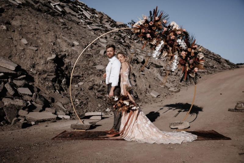 Eine malerische Bohohochzeit in Indian Summer Farben mit Hochzeitszelt und Hochzeits-Picknick in der Wüste