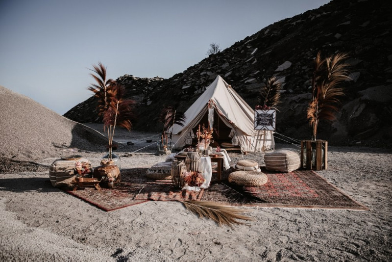 Eine malerische Bohohochzeit in Indian Summer Farben mit Hochzeitszelt und Hochzeits-Picknick in der Wüste