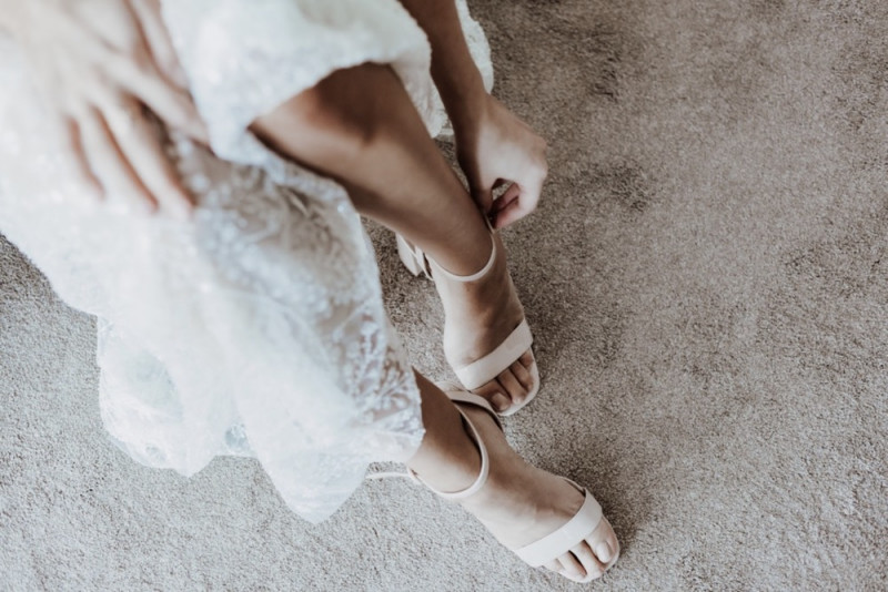 Inspiration für Hochzeiten im Modern Luxury Stil mit Brautkleidern von Berta Bridal und Galia Lahav Brautschuhe, Brautschuh modern, Brautschuh Riemchen