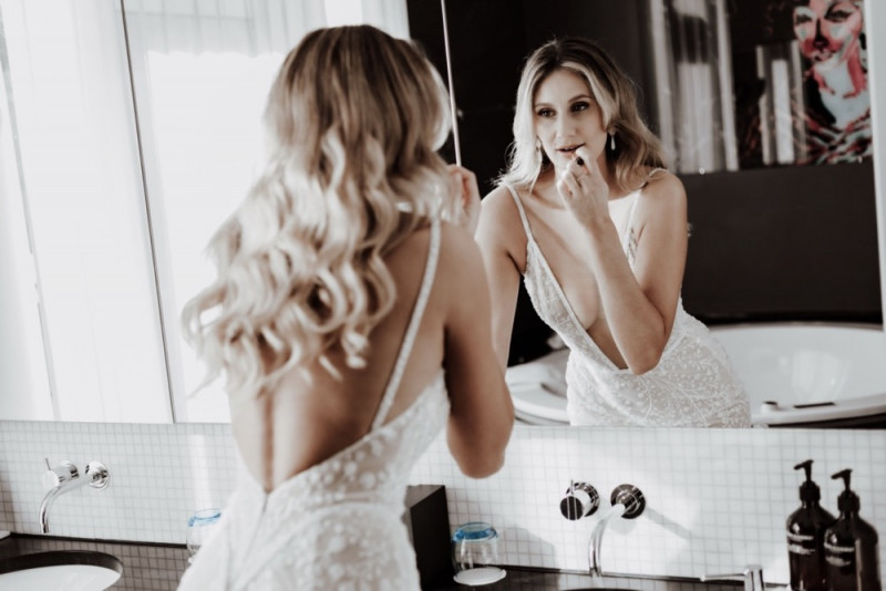 Inspiration für Hochzeiten im Modern Luxury Stil mit Brautkleidern von Berta Bridal und Galia Lahav