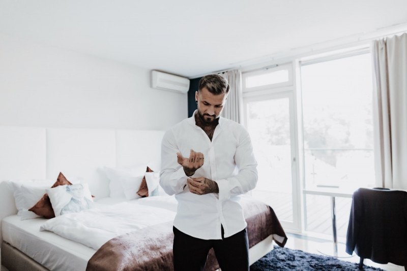 Inspiration für Hochzeiten im Modern Luxury Stil mit Brautkleidern von Berta Bridal und Galia Lahav