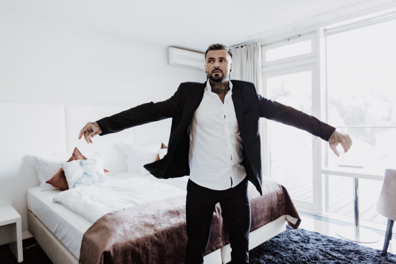 Inspiration für Hochzeiten im Modern Luxury Stil mit Brautkleidern von Berta Bridal und Galia Lahav