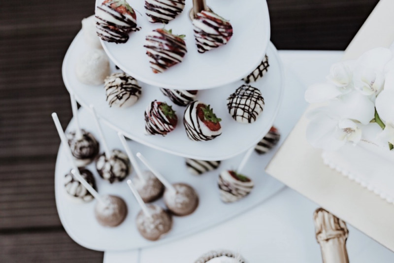 Inspiration für Hochzeiten im Modern Luxury Stil mit Brautkleidern von Berta Bridal und Galia Lahav