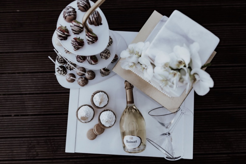 Inspiration für Hochzeiten im Modern Luxury Stil mit Brautkleidern von Berta Bridal und Galia Lahav