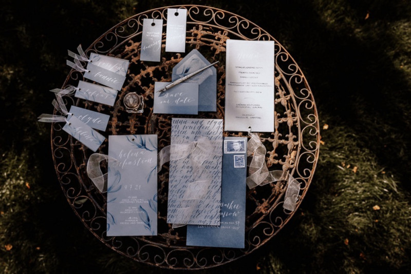 Eine Vintage-Boho Gartenhochzeit in edlen Grau- und Blautönen Hochzeitspapeterie Blau, Hochzeitseinladungen Blau