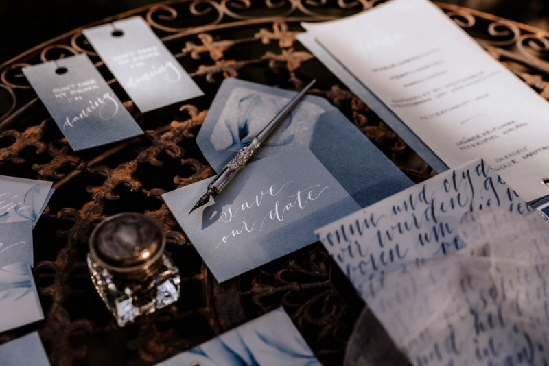 Eine Vintage-Boho Gartenhochzeit in edlen Grau- und Blautönen