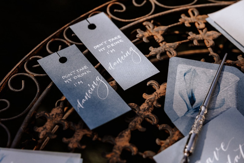 Eine Vintage-Boho Gartenhochzeit in edlen Grau- und Blautönen