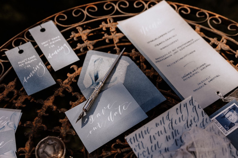 Eine Vintage-Boho Gartenhochzeit in edlen Grau- und Blautönen