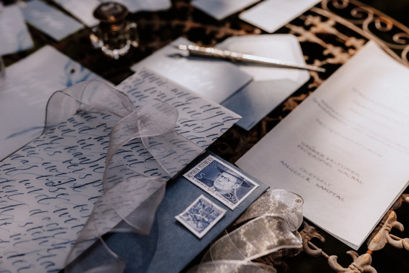 Eine Vintage-Boho Gartenhochzeit in edlen Grau- und Blautönen