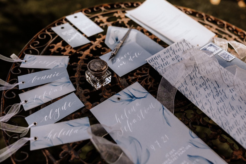Eine Vintage-Boho Gartenhochzeit in edlen Grau- und Blautönen