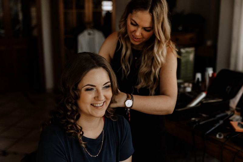 Eine Vintage-Boho Gartenhochzeit in edlen Grau- und Blautönen