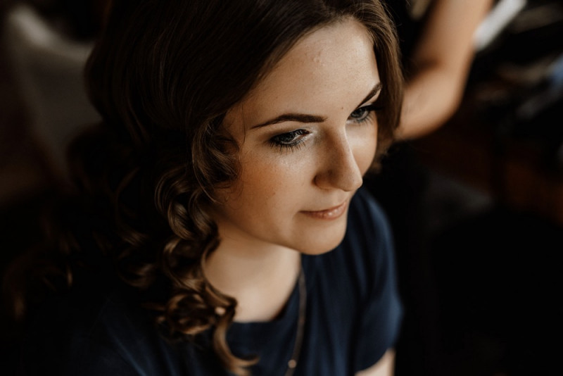 Eine Vintage-Boho Gartenhochzeit in edlen Grau- und Blautönen