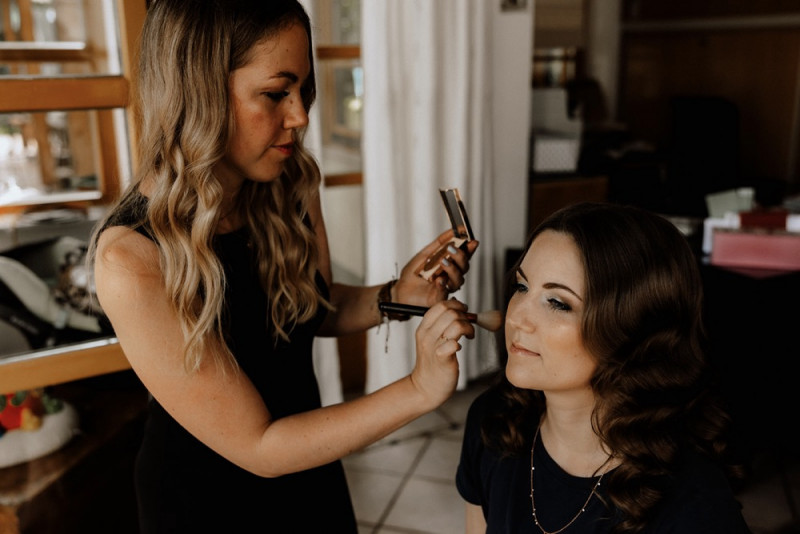 Eine Vintage-Boho Gartenhochzeit in edlen Grau- und Blautönen