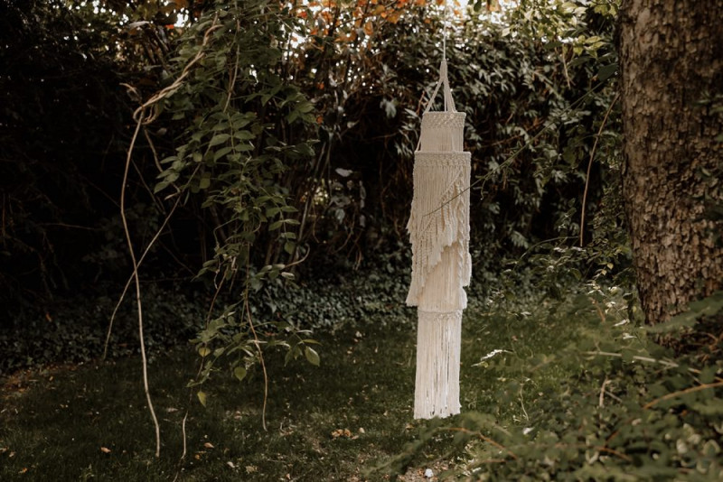 Eine Vintage-Boho Gartenhochzeit in edlen Grau- und Blautönen