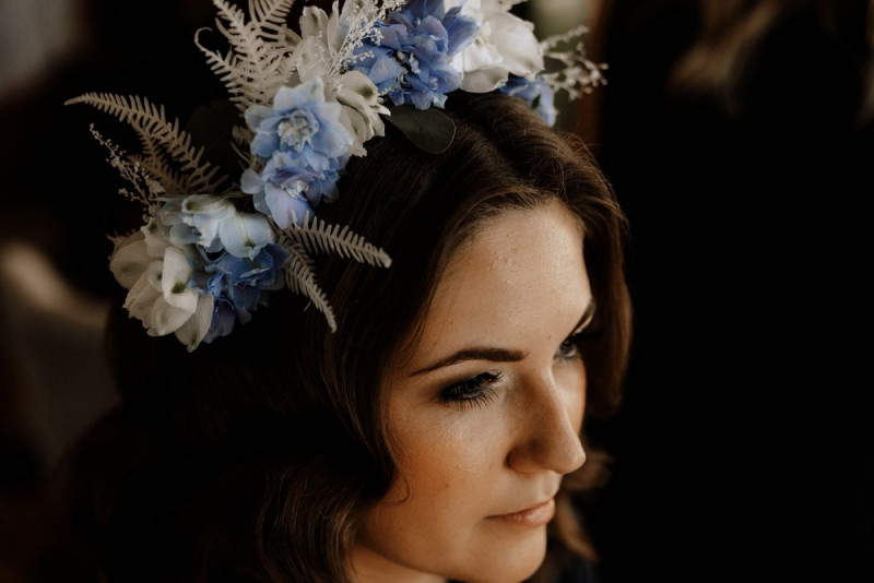 Eine Vintage-Boho Gartenhochzeit in edlen Grau- und Blautönen