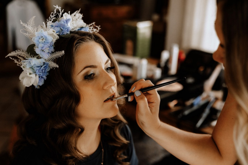 Eine Vintage-Boho Gartenhochzeit in edlen Grau- und Blautönen