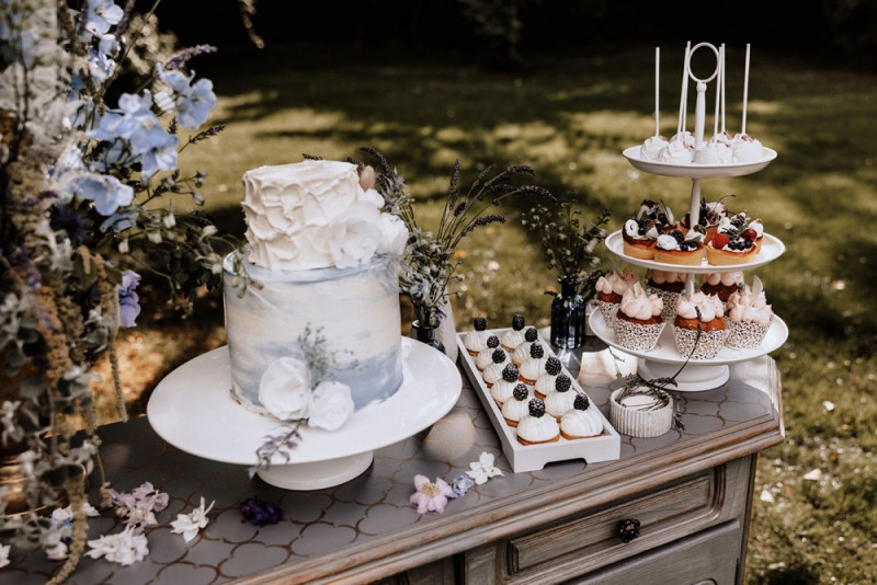 Eine Vintage-Boho Gartenhochzeit in edlen Grau- und Blautönen Sweet Table Hochzeit, Hochzeitssweets