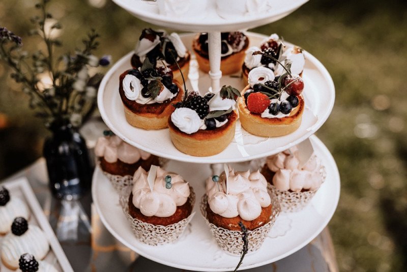 Eine Vintage-Boho Gartenhochzeit in edlen Grau- und Blautönen
