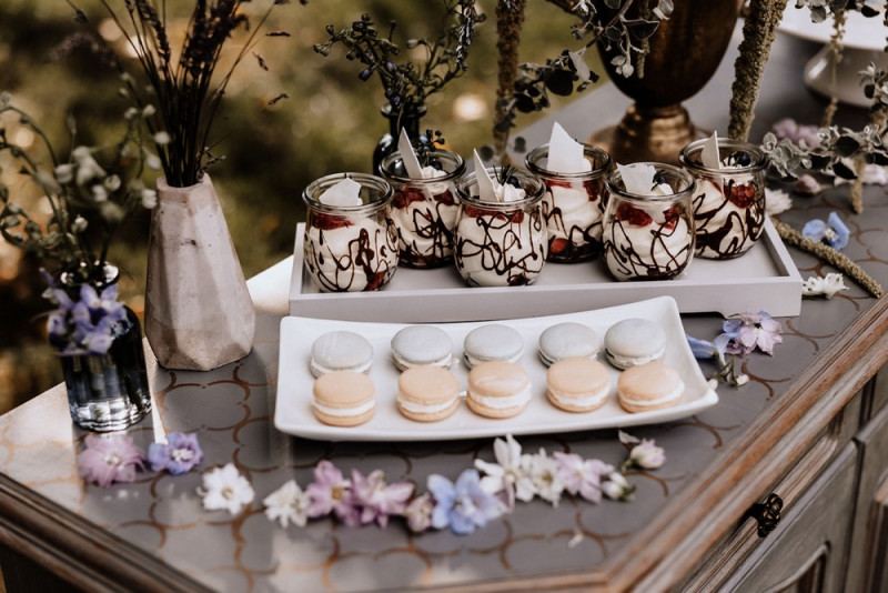Eine Vintage-Boho Gartenhochzeit in edlen Grau- und Blautönen