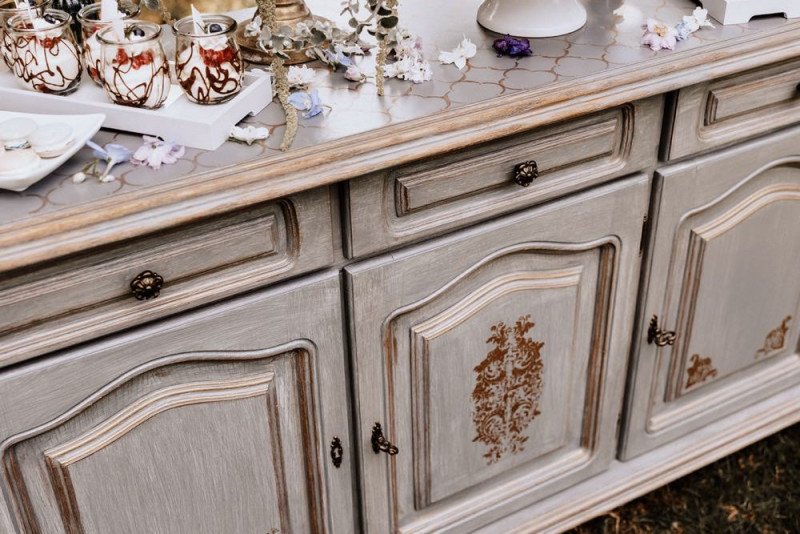 Eine Vintage-Boho Gartenhochzeit in edlen Grau- und Blautönen