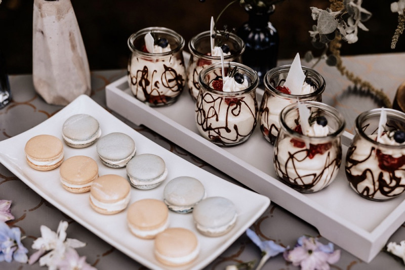 Eine Vintage-Boho Gartenhochzeit in edlen Grau- und Blautönen