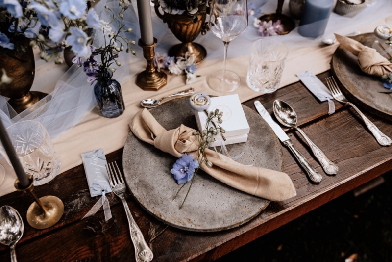 Eine Vintage-Boho Gartenhochzeit in edlen Grau- und Blautönen