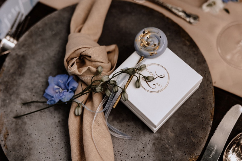 Eine Vintage-Boho Gartenhochzeit in edlen Grau- und Blautönen
