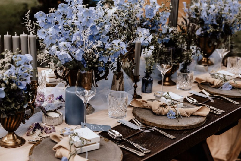 Eine Vintage-Boho Gartenhochzeit in edlen Grau- und Blautönen